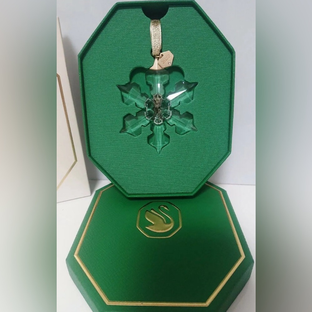 Swarovski 2022 Annual Ornament - Picture 2 of 6